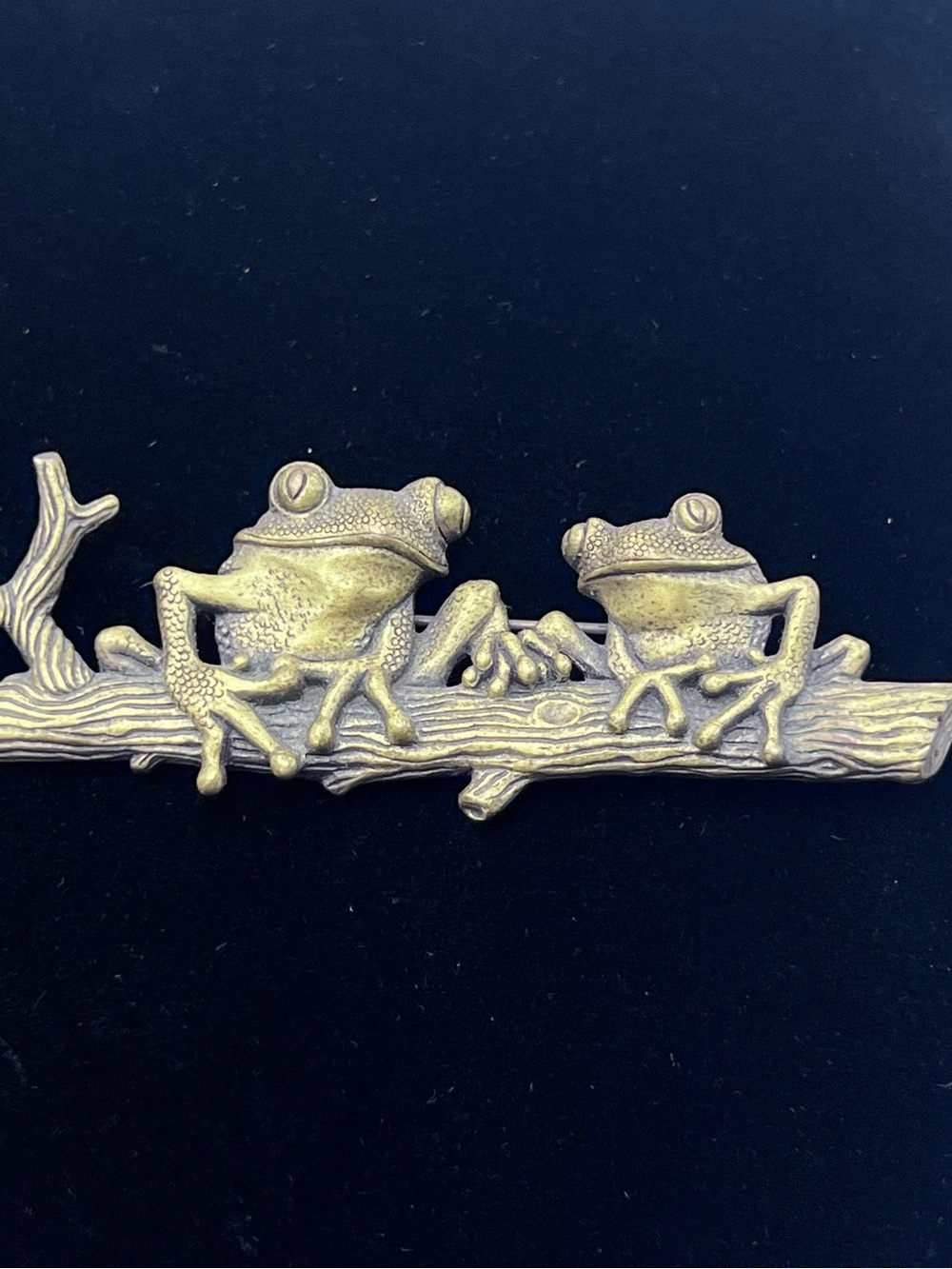 Vintage JJ Jonette Two Frogs on a Log Brooch Pin Gold Tone Figural Jewelry